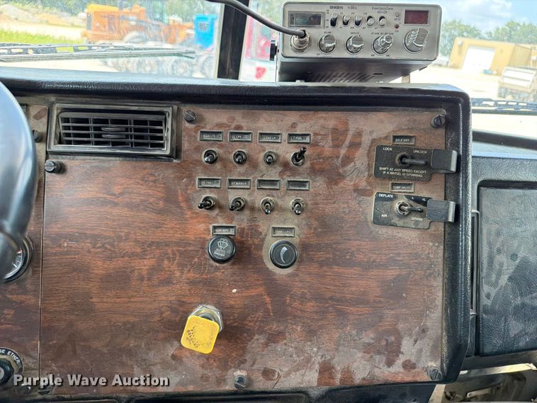 image for item DV2055 1998 Peterbilt 357 rollback truck