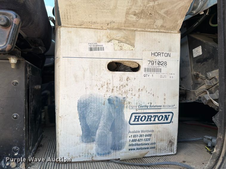 image for item DV2055 1998 Peterbilt 357 rollback truck