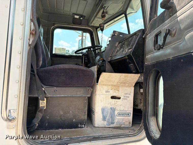 image for item DV2055 1998 Peterbilt 357 rollback truck