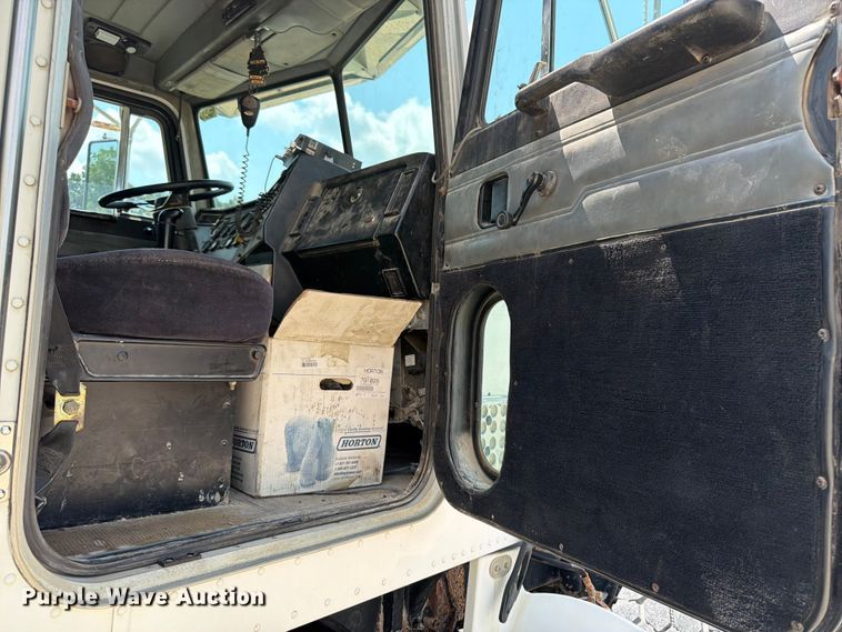 image for item DV2055 1998 Peterbilt 357 rollback truck