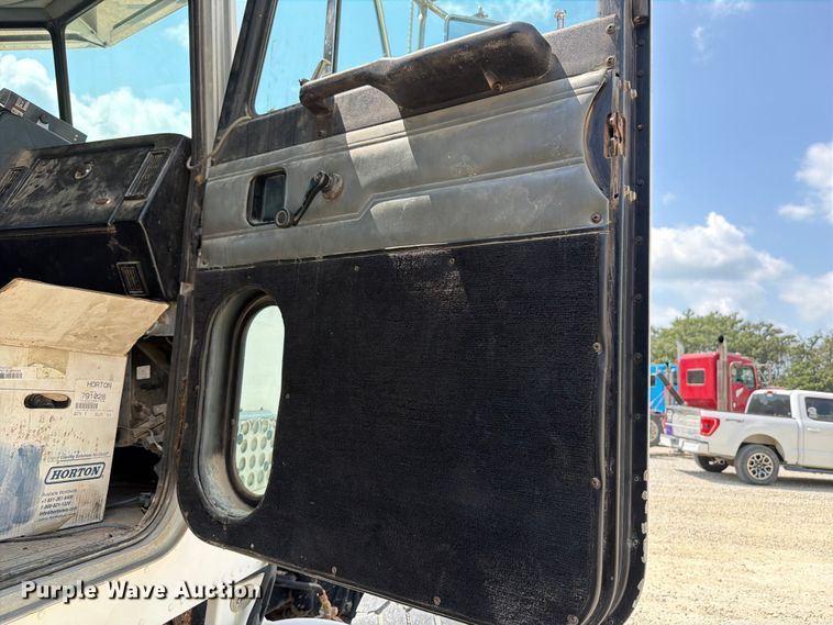 image for item DV2055 1998 Peterbilt 357 rollback truck