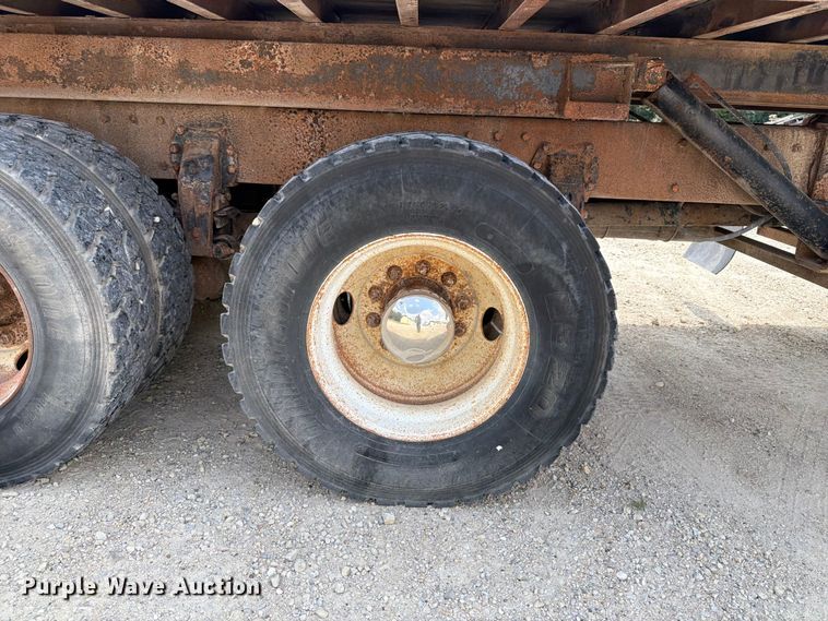 image for item DV2055 1998 Peterbilt 357 rollback truck