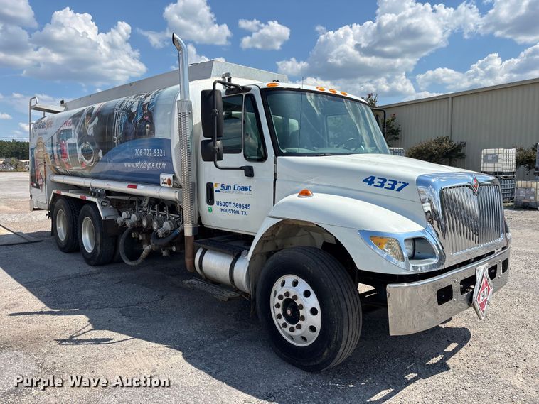image for item DV7292 2005 International 7500 fuel truck