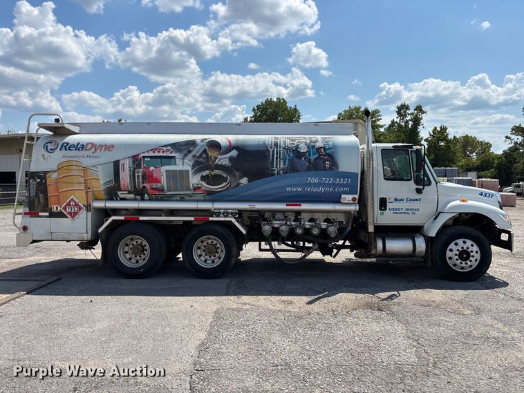 image for item DV7292 2005 International 7500 fuel truck