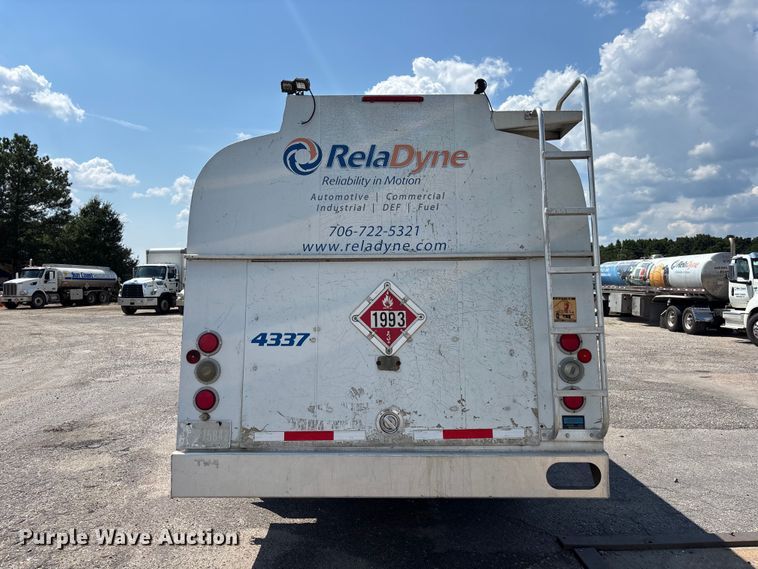 image for item DV7292 2005 International 7500 fuel truck