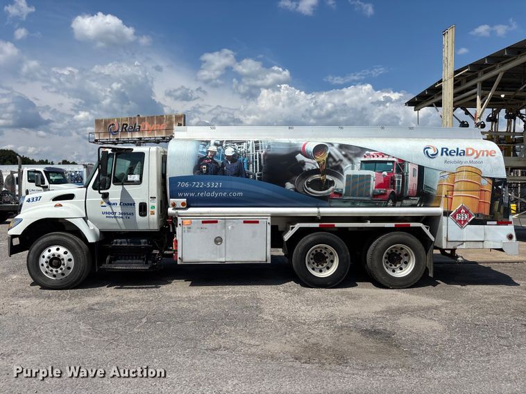 image for item DV7292 2005 International 7500 fuel truck