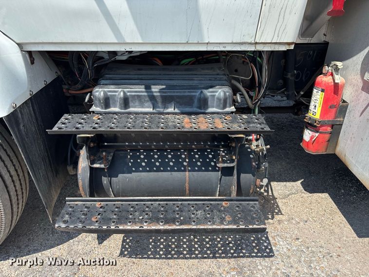 image for item DV7292 2005 International 7500 fuel truck