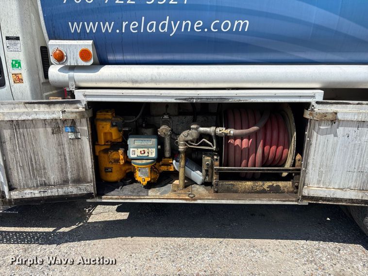 image for item DV7292 2005 International 7500 fuel truck
