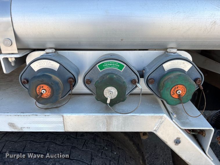 image for item DV7292 2005 International 7500 fuel truck