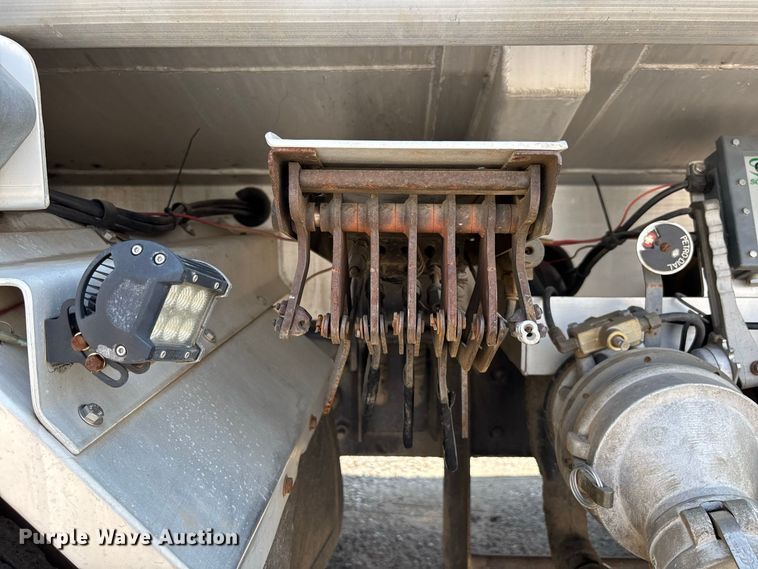 image for item DV7292 2005 International 7500 fuel truck