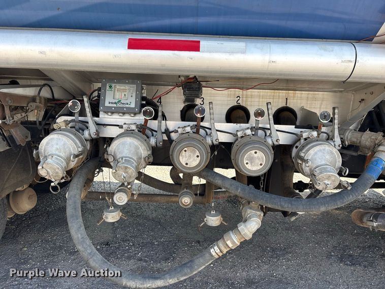 image for item DV7292 2005 International 7500 fuel truck