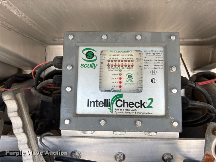 image for item DV7292 2005 International 7500 fuel truck