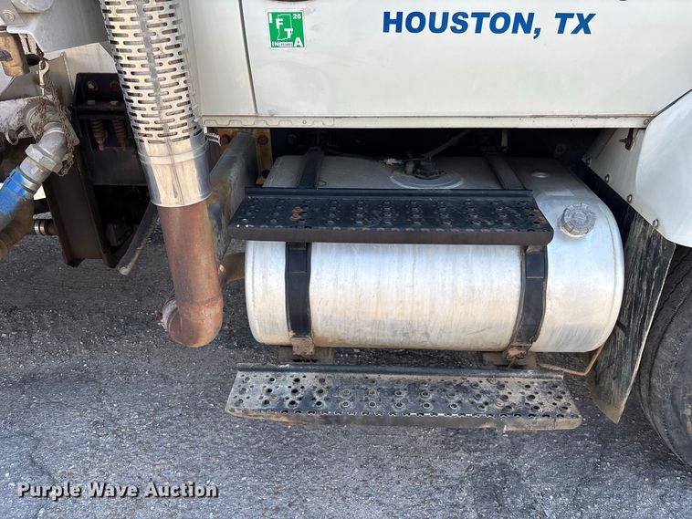 image for item DV7292 2005 International 7500 fuel truck