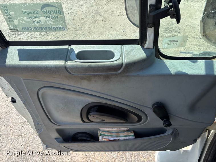 image for item DV7292 2005 International 7500 fuel truck