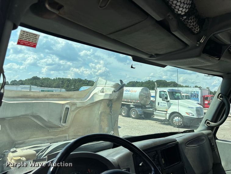 image for item DV7292 2005 International 7500 fuel truck
