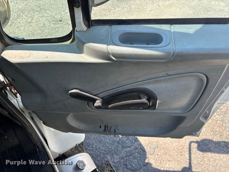 image for item DV7292 2005 International 7500 fuel truck