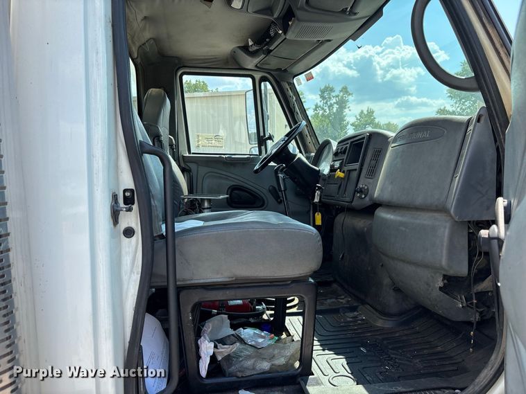image for item DV7292 2005 International 7500 fuel truck