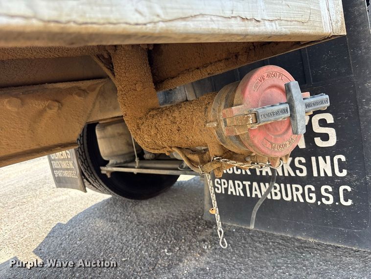 image for item DV7292 2005 International 7500 fuel truck