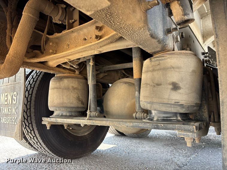 image for item DV7292 2005 International 7500 fuel truck