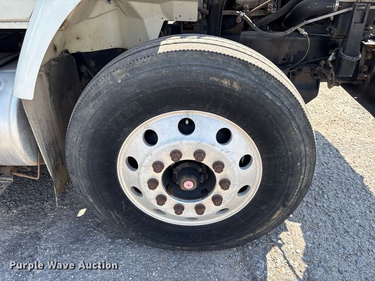 image for item DV7292 2005 International 7500 fuel truck