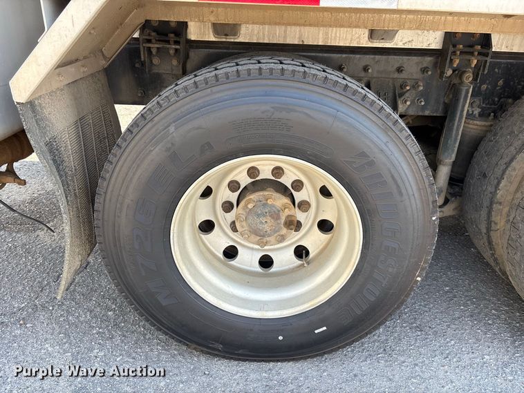 image for item DV7292 2005 International 7500 fuel truck