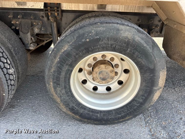 image for item DV7292 2005 International 7500 fuel truck