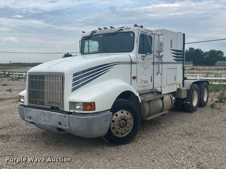 1990 International 9400 semi truck