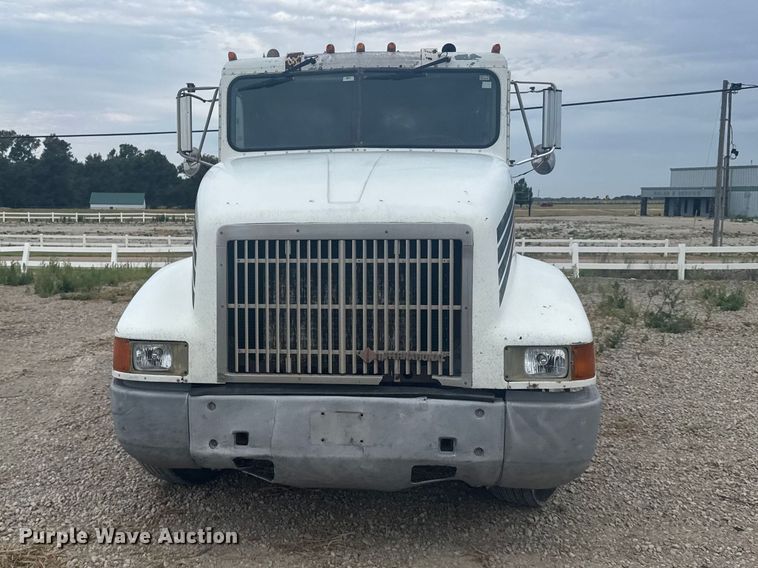 image for item DY3084 1990 International 9400 semi truck
