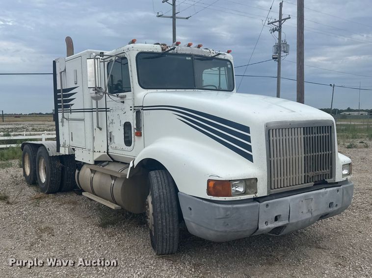 image for item DY3084 1990 International 9400 semi truck