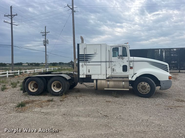 image for item DY3084 1990 International 9400 semi truck