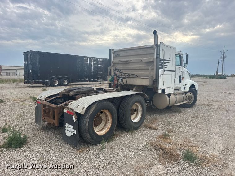 image for item DY3084 1990 International 9400 semi truck