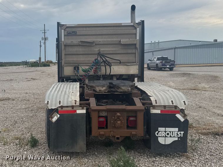 image for item DY3084 1990 International 9400 semi truck