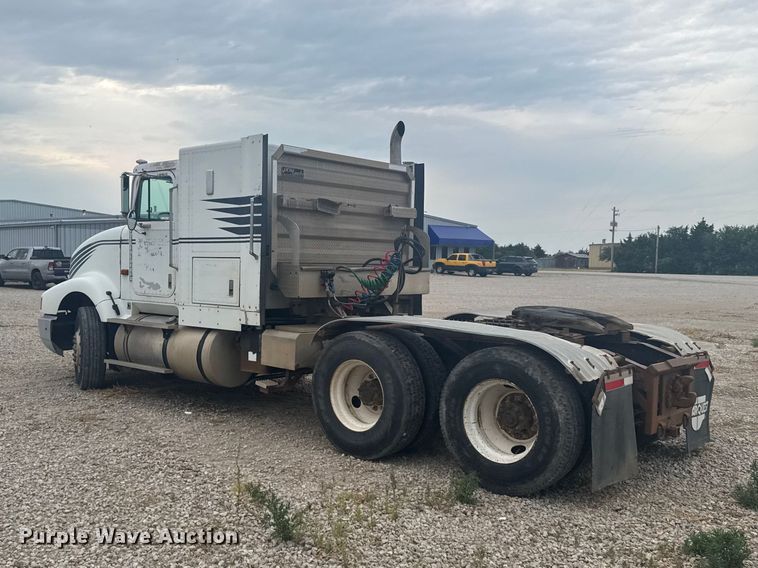 image for item DY3084 1990 International 9400 semi truck