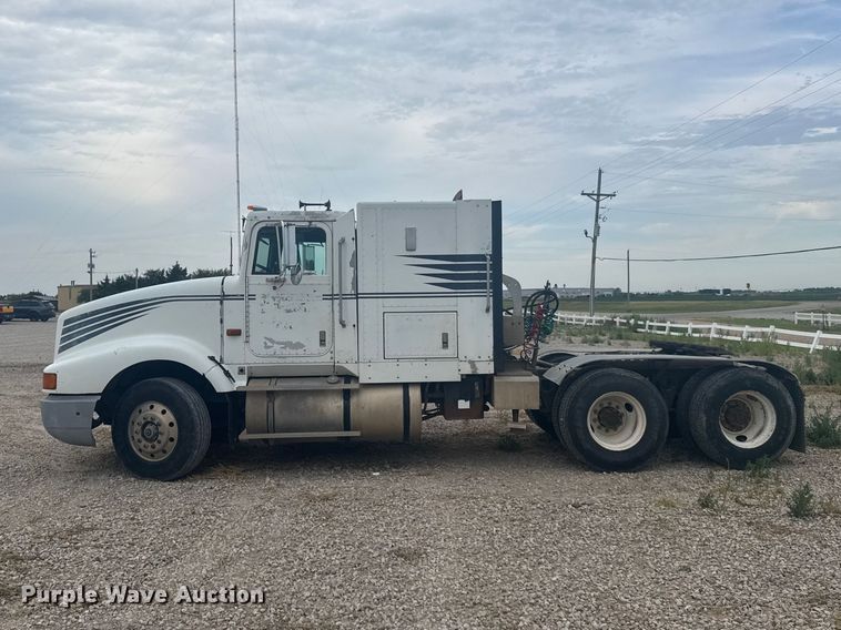 image for item DY3084 1990 International 9400 semi truck