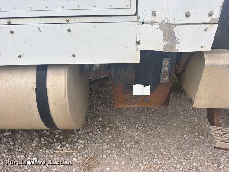 image for item DY3084 1990 International 9400 semi truck