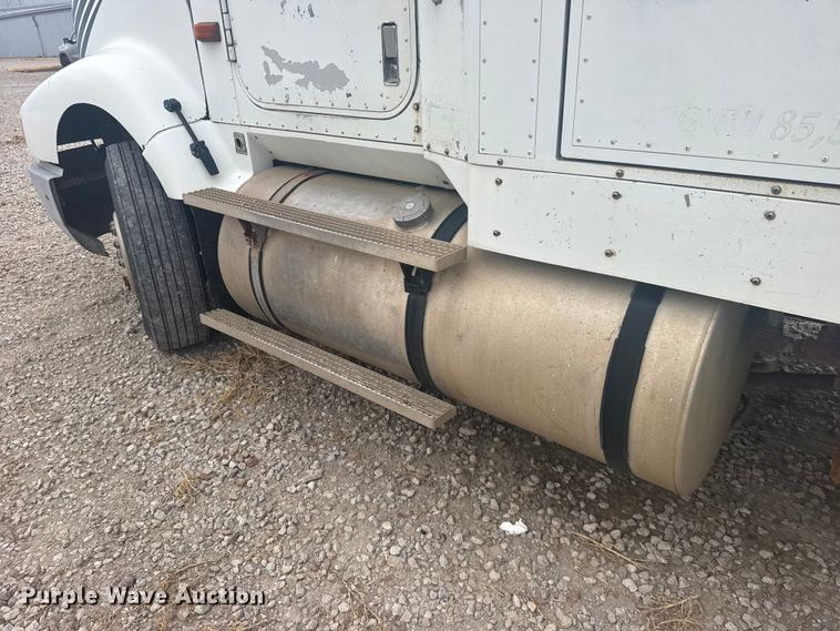 image for item DY3084 1990 International 9400 semi truck