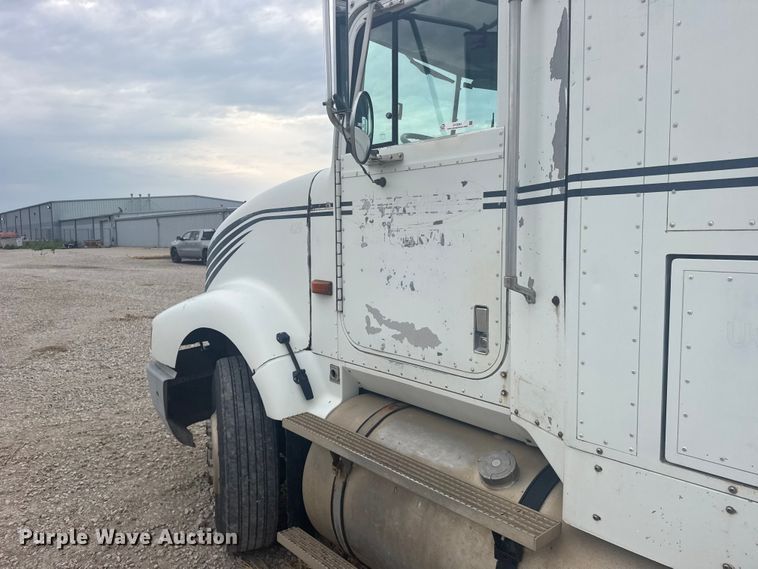 image for item DY3084 1990 International 9400 semi truck