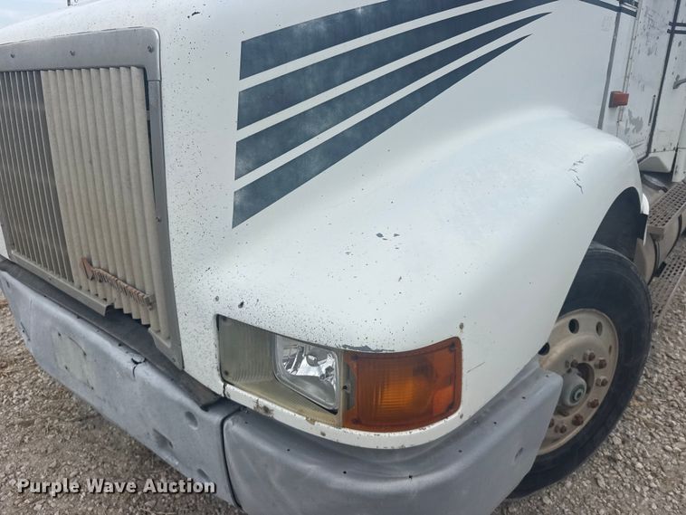image for item DY3084 1990 International 9400 semi truck