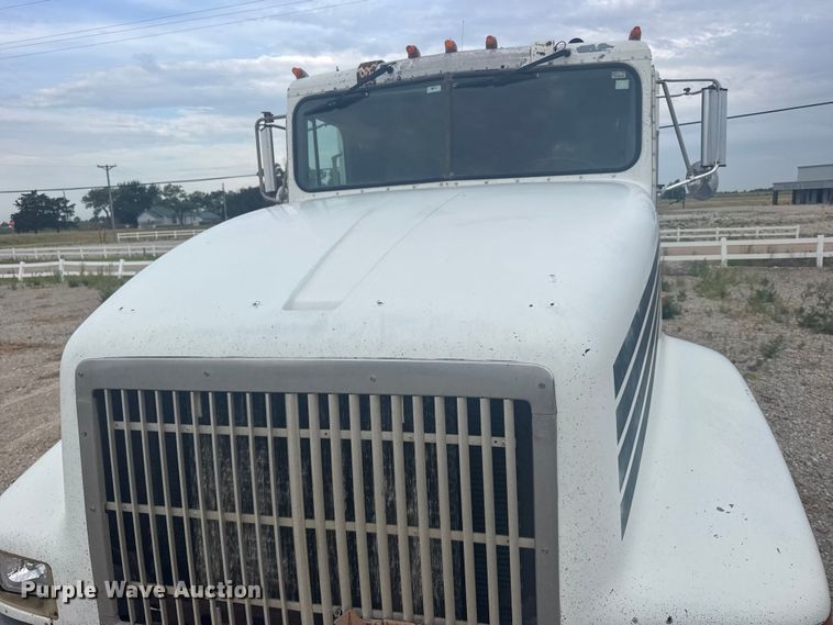image for item DY3084 1990 International 9400 semi truck