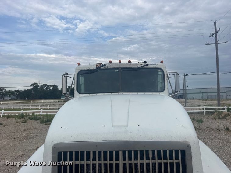 image for item DY3084 1990 International 9400 semi truck