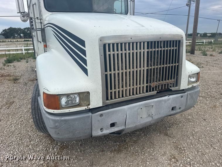 image for item DY3084 1990 International 9400 semi truck