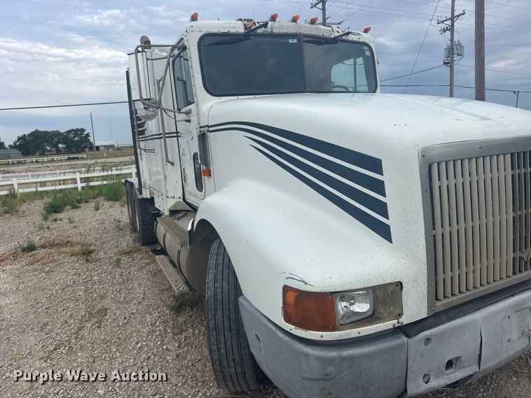 image for item DY3084 1990 International 9400 semi truck