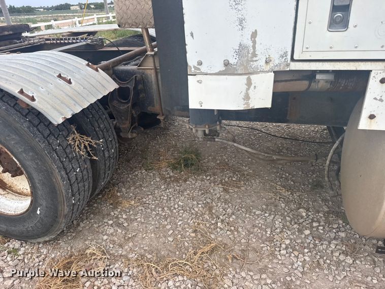 image for item DY3084 1990 International 9400 semi truck