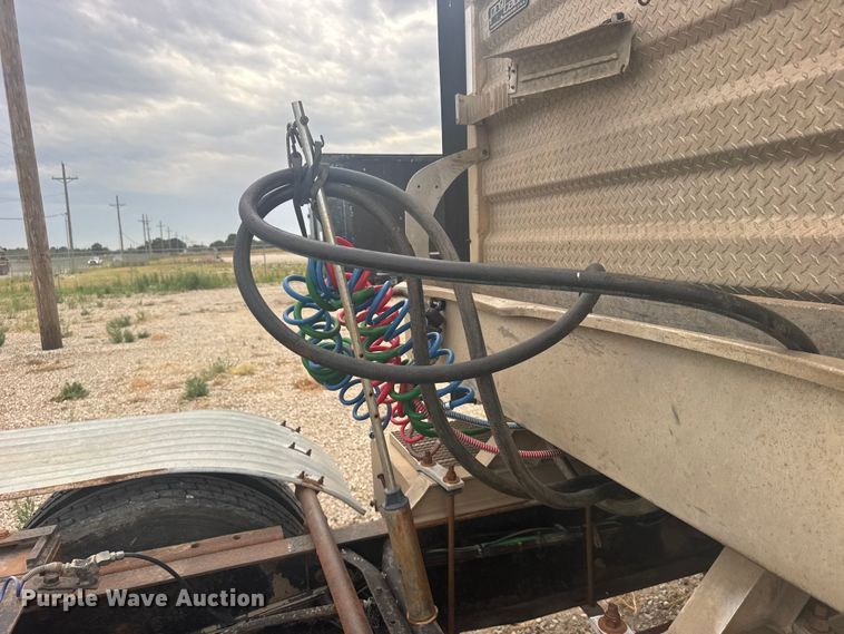 image for item DY3084 1990 International 9400 semi truck