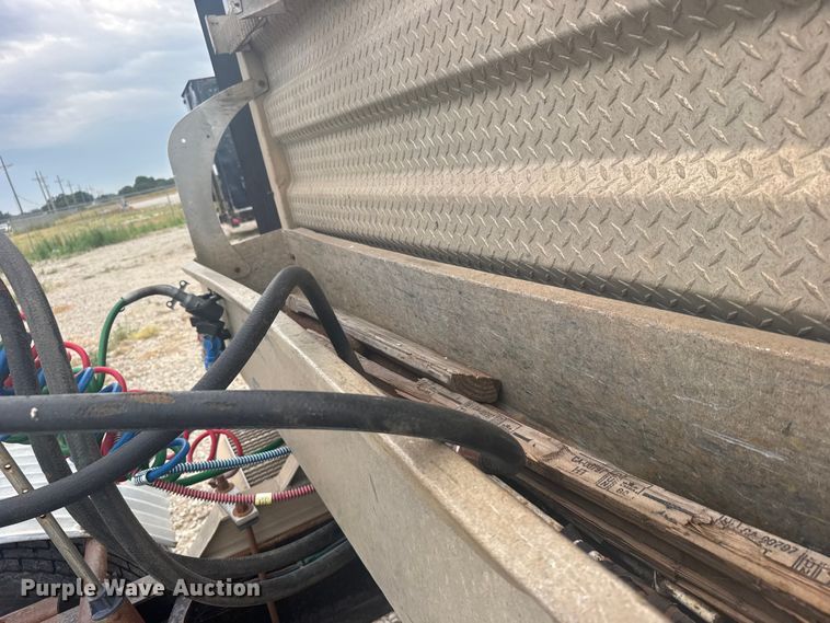 image for item DY3084 1990 International 9400 semi truck