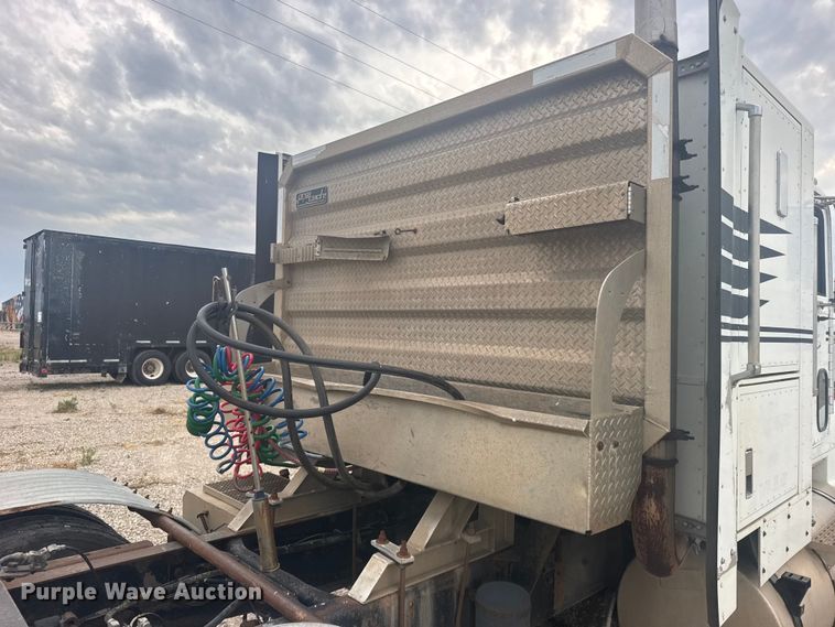 image for item DY3084 1990 International 9400 semi truck