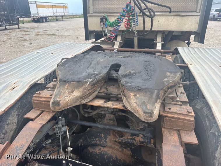 image for item DY3084 1990 International 9400 semi truck