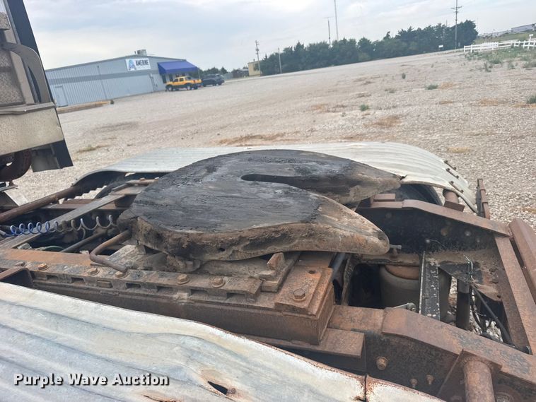 image for item DY3084 1990 International 9400 semi truck