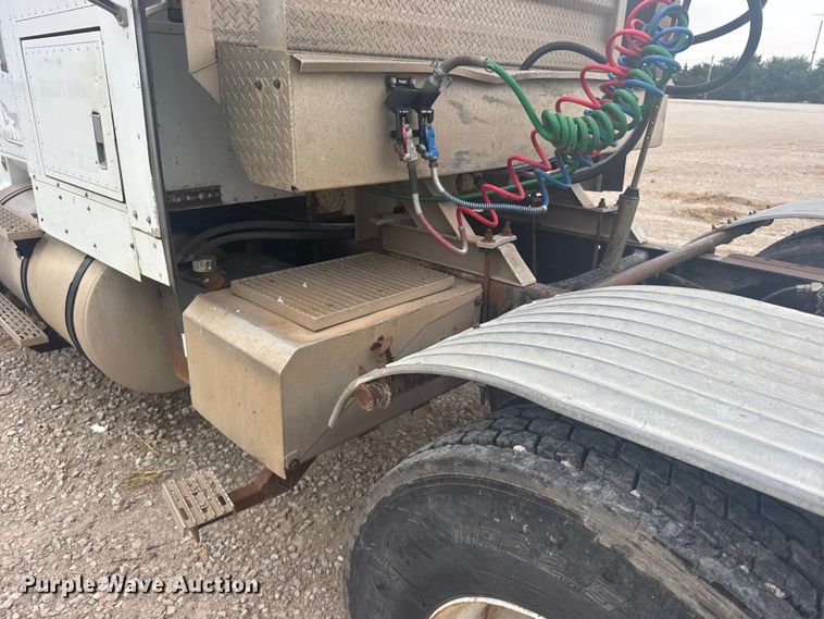 image for item DY3084 1990 International 9400 semi truck