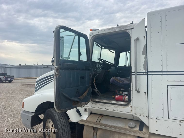image for item DY3084 1990 International 9400 semi truck